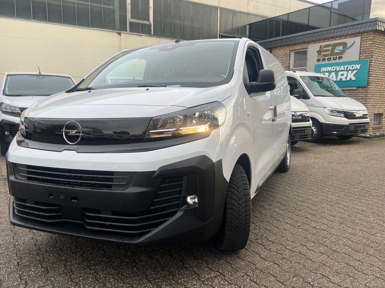 Opel Vivaro Cargo L2 H1 120 PS Allwetter AHK Rückfahr - Товарен бус: снимка 1 Opel Vivaro Cargo L2 H1 120 PS Allwetter AHK Rückfahr - Товарен бус: снимка 1