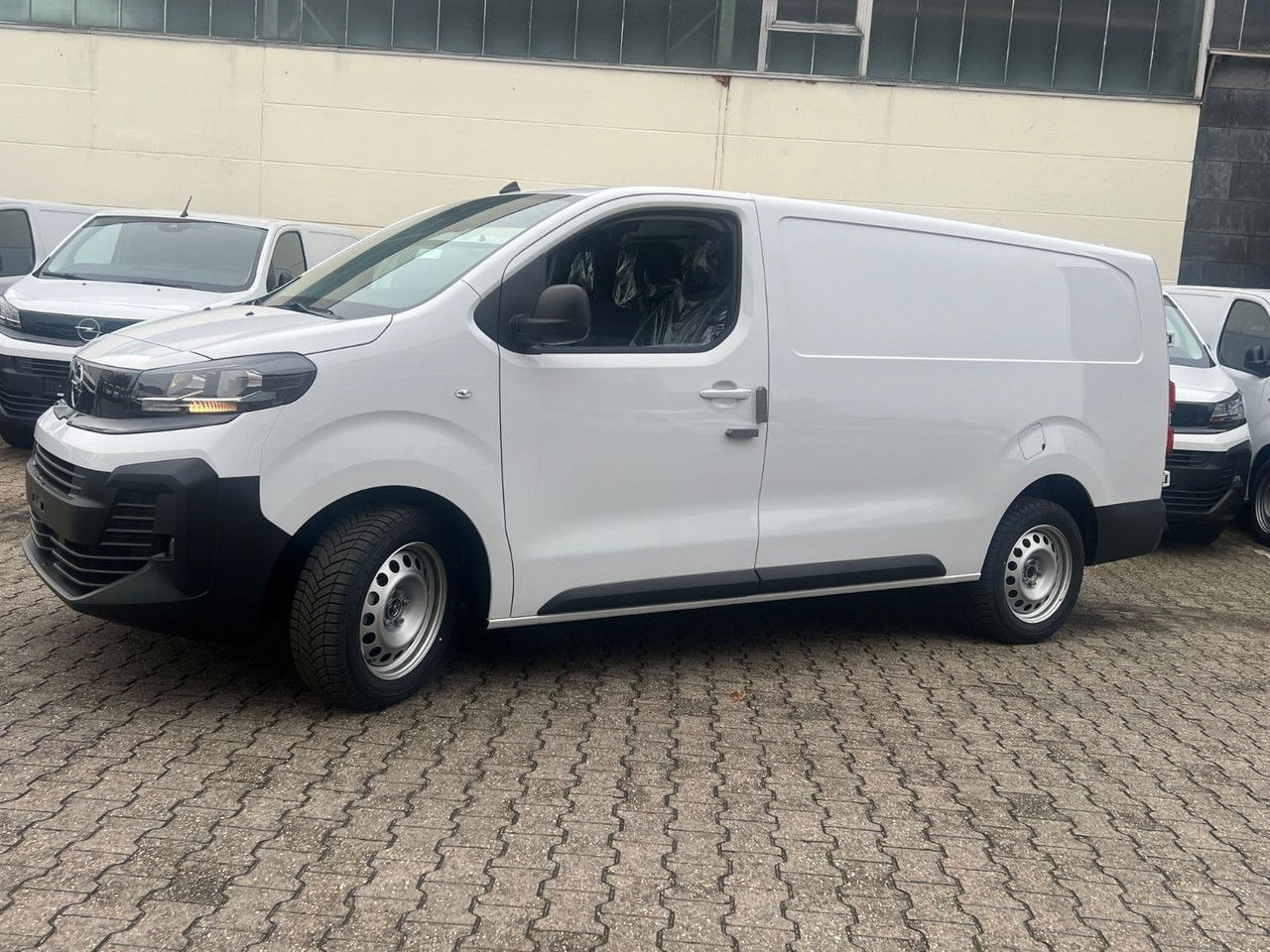 Opel Vivaro L3H1 144 PS Schalter Allwetter AHK Rückfa - Товарен бус: снимка 5 Opel Vivaro L3H1 144 PS Schalter Allwetter AHK Rückfa - Товарен бус: снимка 5