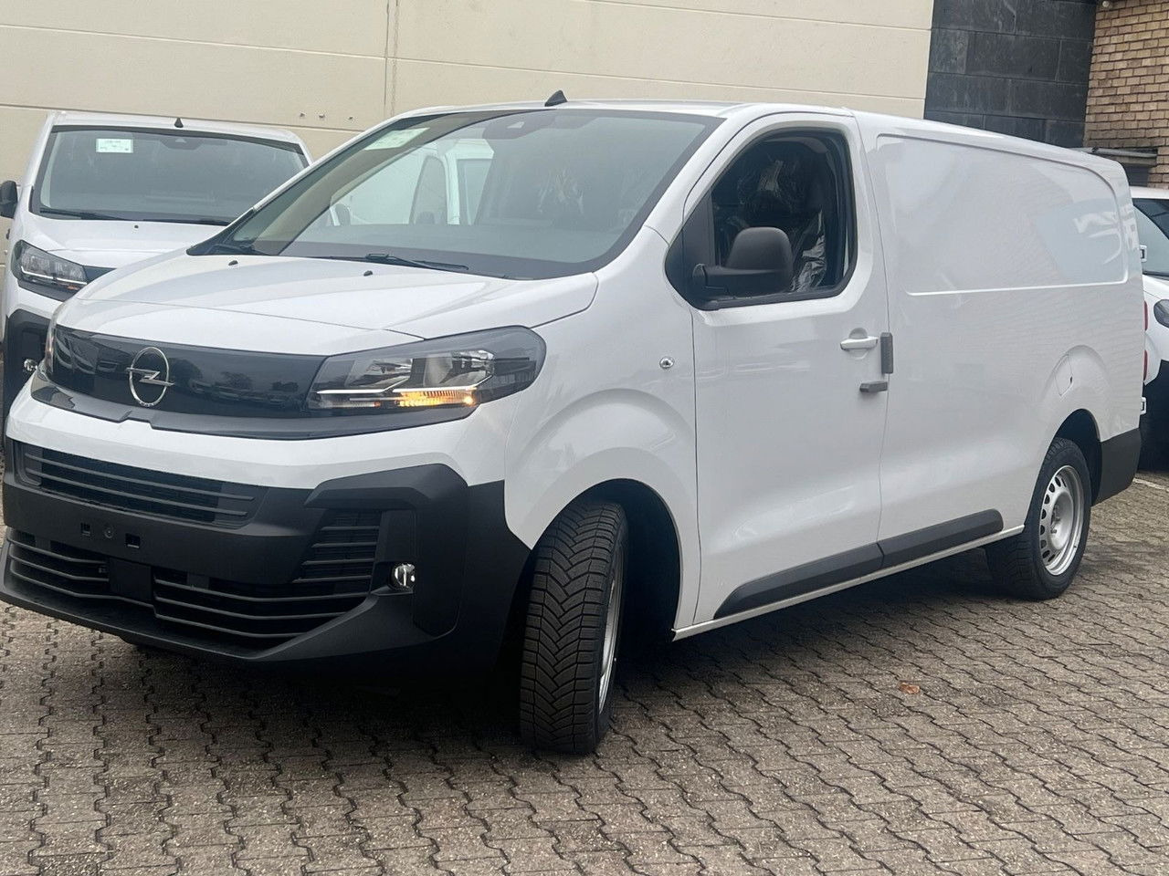 Opel Vivaro L3H1 144 PS Schalter Allwetter AHK Rückfa - Товарен бус: снимка 4 Opel Vivaro L3H1 144 PS Schalter Allwetter AHK Rückfa - Товарен бус: снимка 4