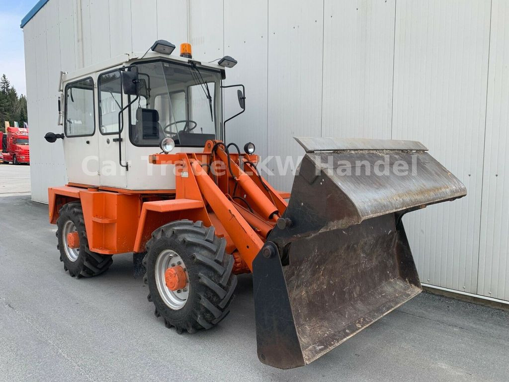 Schaeff SKB 902 - Багер-товарач: снимка 2 Schaeff SKB 902 - Багер-товарач: снимка 2