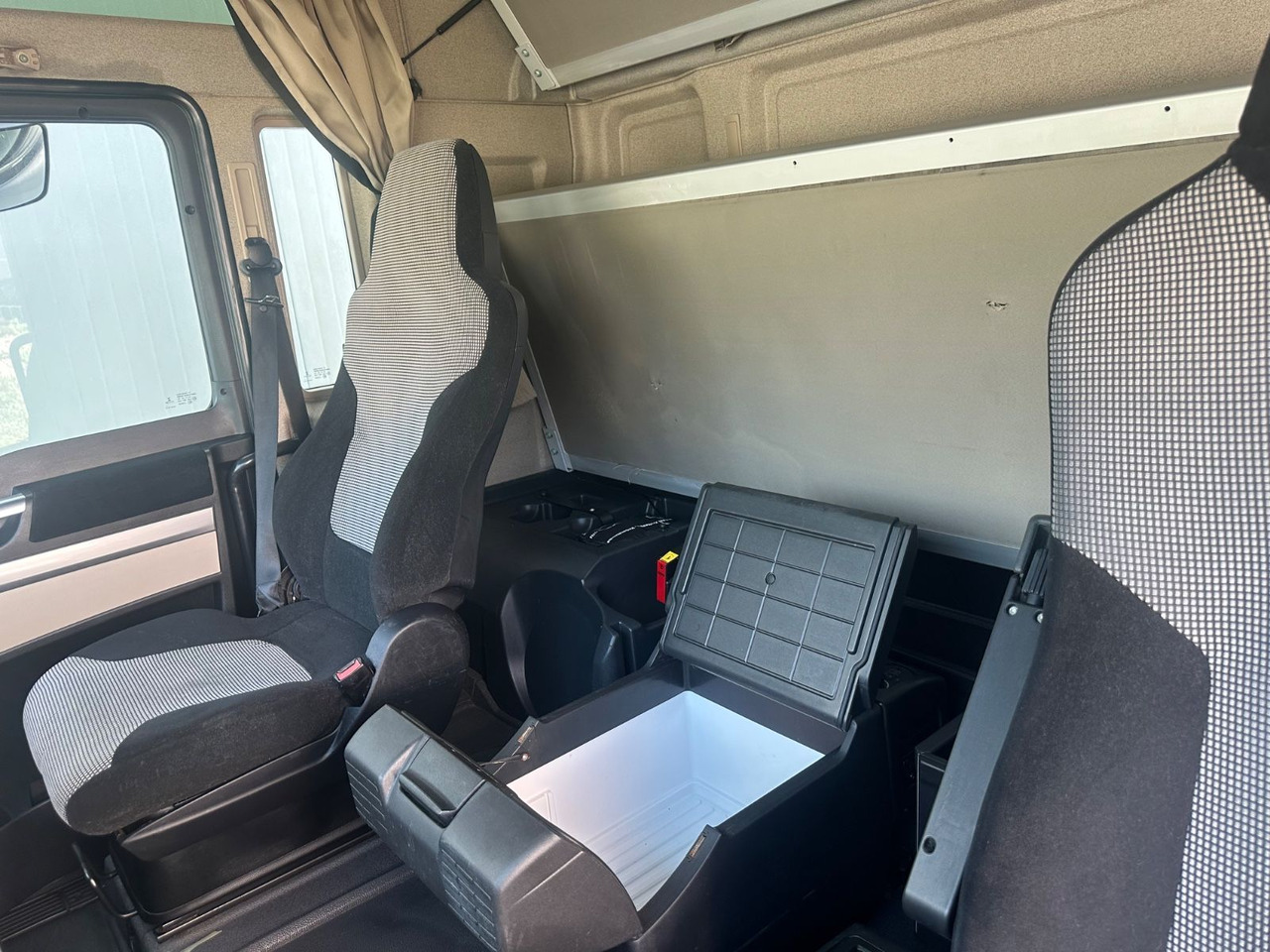 Влекач MAN TGX 18.460 XXL Intarder/Standklima: снимка 7 Влекач MAN TGX 18.460 XXL Intarder/Standklima: снимка 7