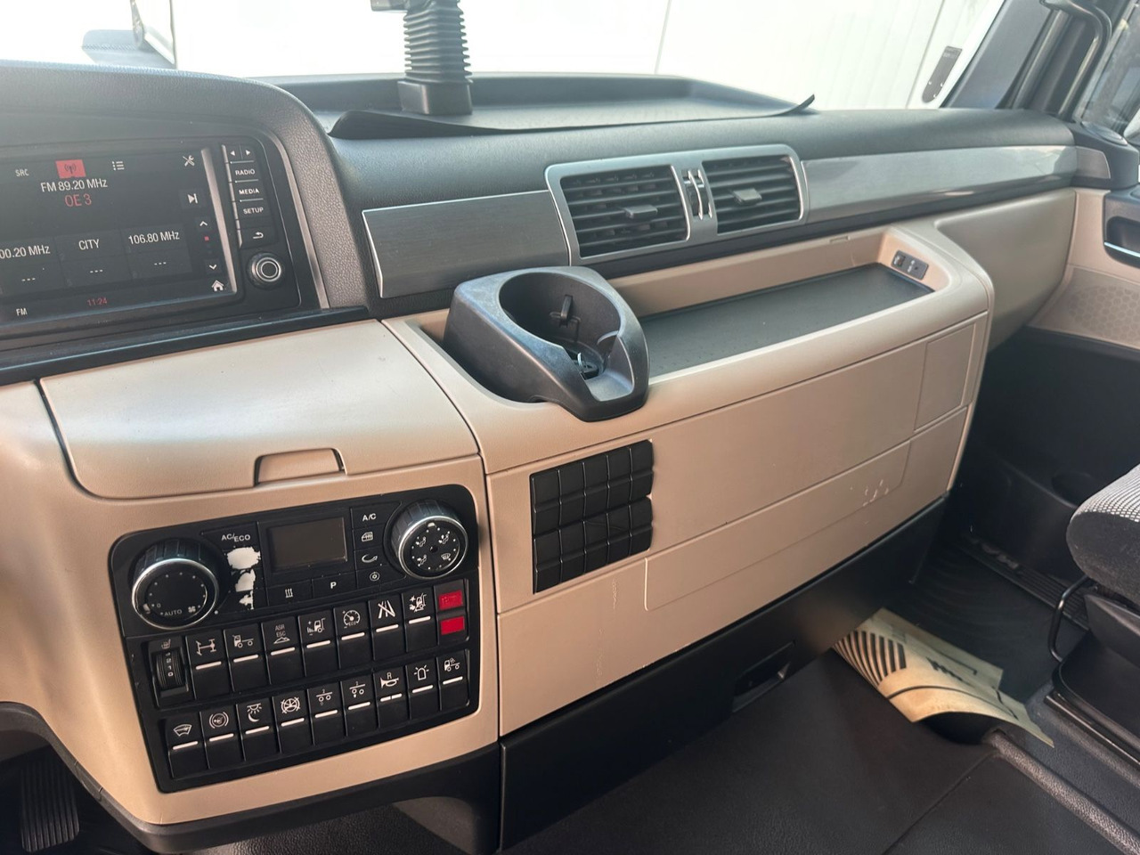 Влекач MAN TGX 18.460 XXL Intarder/Standklima: снимка 6 Влекач MAN TGX 18.460 XXL Intarder/Standklima: снимка 6