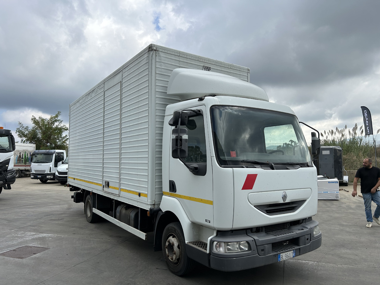 RENAULT Midlum 180 con furgonatarura e sponda - Камион фургон: снимка 2 RENAULT Midlum 180 con furgonatarura e sponda - Камион фургон: снимка 2