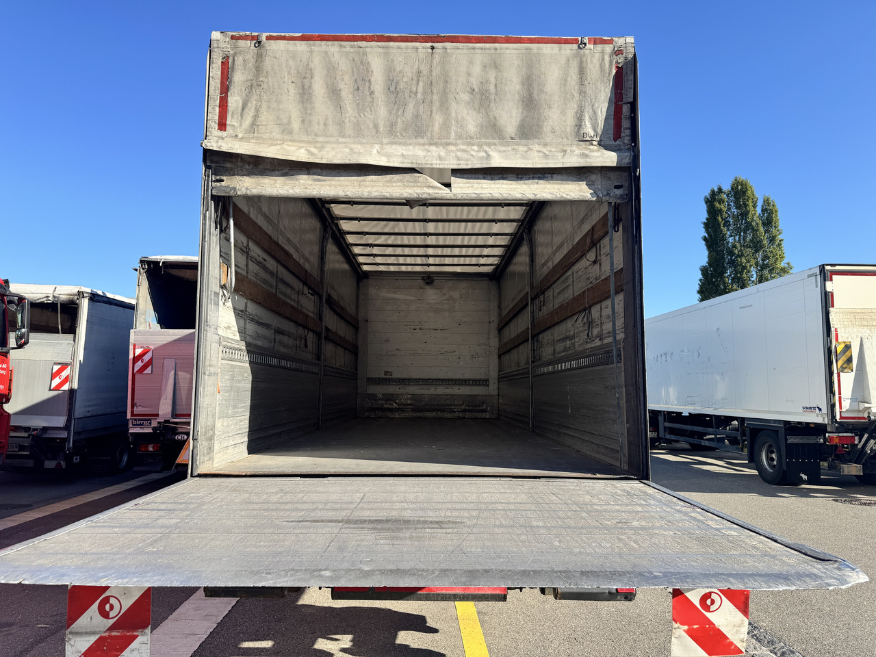 MERCEDES-BENZ Actros 1836 4x2 Blache-Hebebühne - Камион с брезент: снимка 4 MERCEDES-BENZ Actros 1836 4x2 Blache-Hebebühne - Камион с брезент: снимка 4