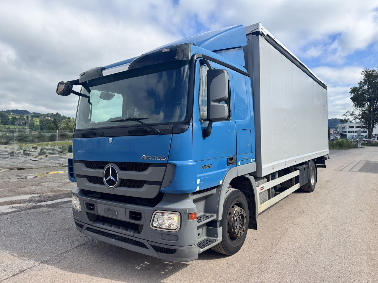 MERCEDES-BENZ Actros 1836 4x2 Blache-Hebebühne - Камион с брезент: снимка 1 MERCEDES-BENZ Actros 1836 4x2 Blache-Hebebühne - Камион с брезент: снимка 1
