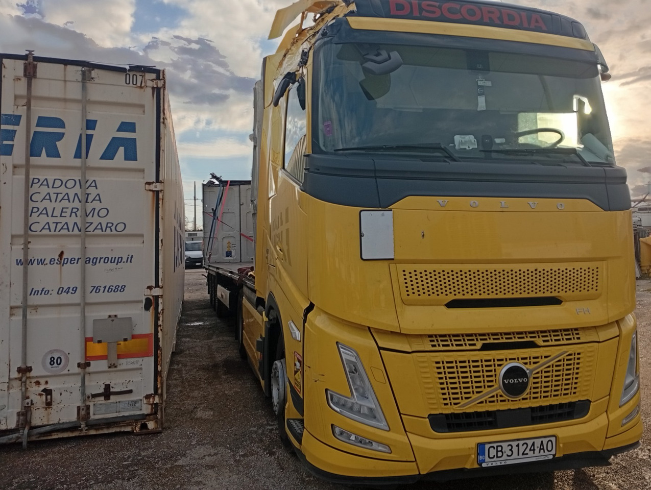 VOLVO FH 460 Aero, Damaged, Located in Bari,Italy - Влекач: снимка 1 VOLVO FH 460 Aero, Damaged, Located in Bari,Italy - Влекач: снимка 1
