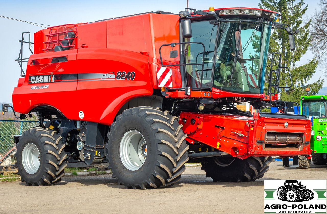 CASE IH 8240 AFS - 2018 ROK + MACDON FD 135 - 2018 ROK - Зърнокомбайн: снимка 2 CASE IH 8240 AFS - 2018 ROK + MACDON FD 135 - 2018 ROK - Зърнокомбайн: снимка 2