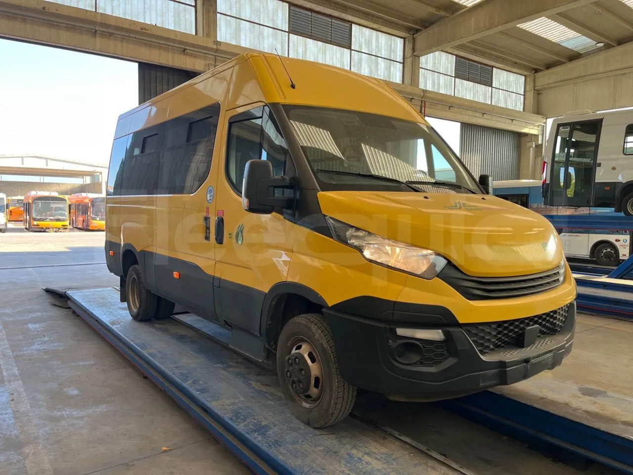 Iveco Daily - Училищен автобус: снимка 1 Iveco Daily - Училищен автобус: снимка 1