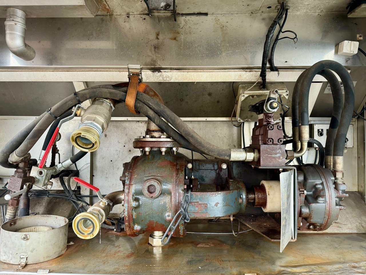 MAN TGS 35.480 8X4-2 TRIDEM Wasser-Tank - Камион цистерна: снимка 4 MAN TGS 35.480 8X4-2 TRIDEM Wasser-Tank - Камион цистерна: снимка 4