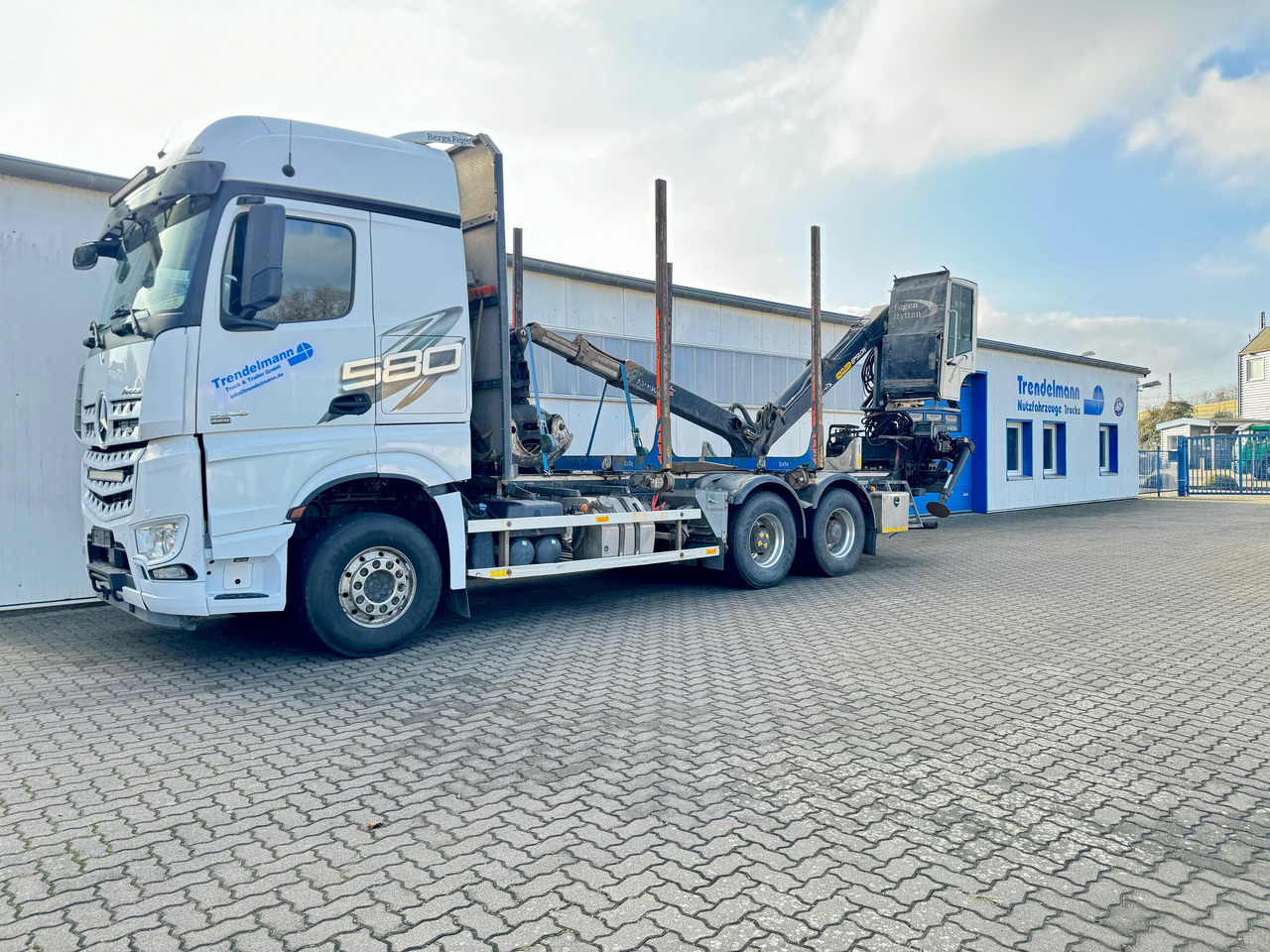 Mercedes Arocs 3358 L 6x4 Radstand 4500 Arocs 3358 L 6x4 Blatt-Luft Gefedert - Камион за дърва: снимка 3 Mercedes Arocs 3358 L 6x4 Radstand 4500 Arocs 3358 L 6x4 Blatt-Luft Gefedert - Камион за дърва: снимка 3