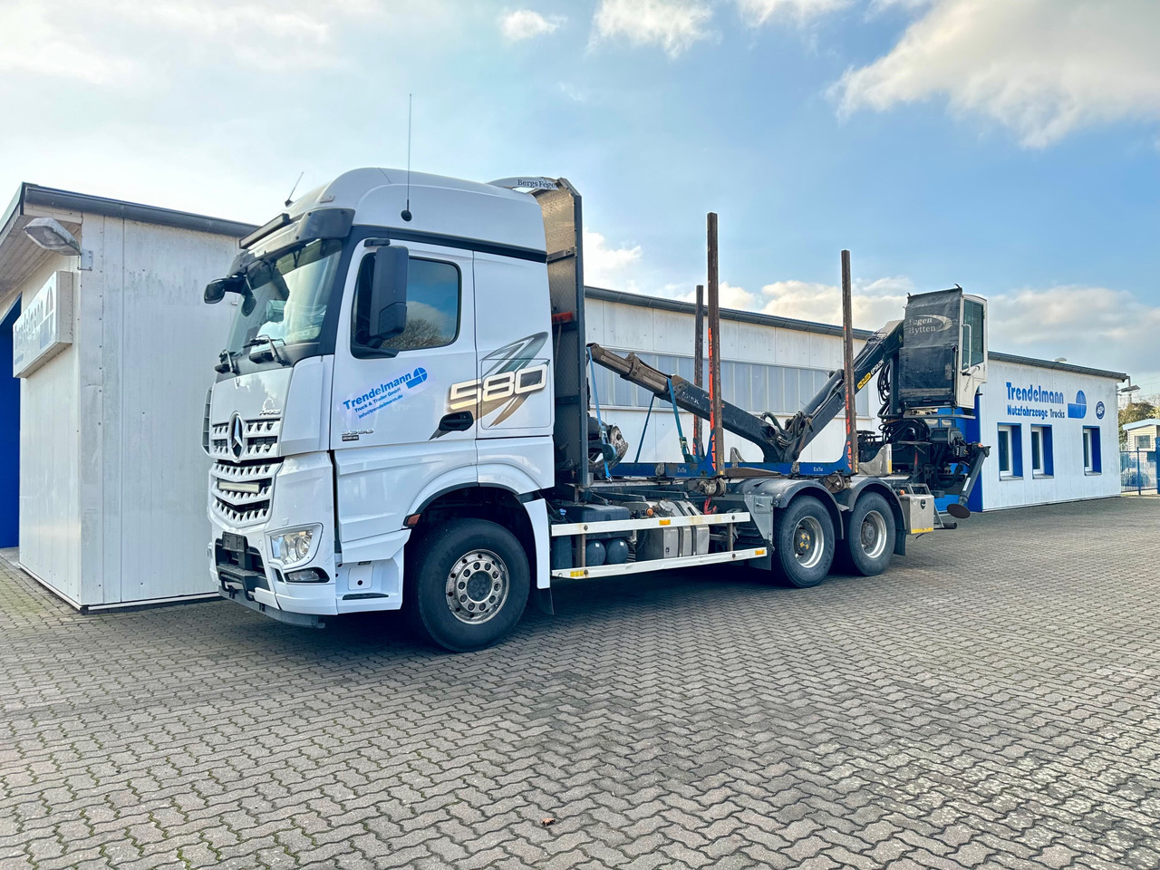 Mercedes Arocs 3358 L 6x4 Radstand 4500 Arocs 3358 L 6x4 Blatt-Luft Gefedert - Камион за дърва: снимка 1 Mercedes Arocs 3358 L 6x4 Radstand 4500 Arocs 3358 L 6x4 Blatt-Luft Gefedert - Камион за дърва: снимка 1