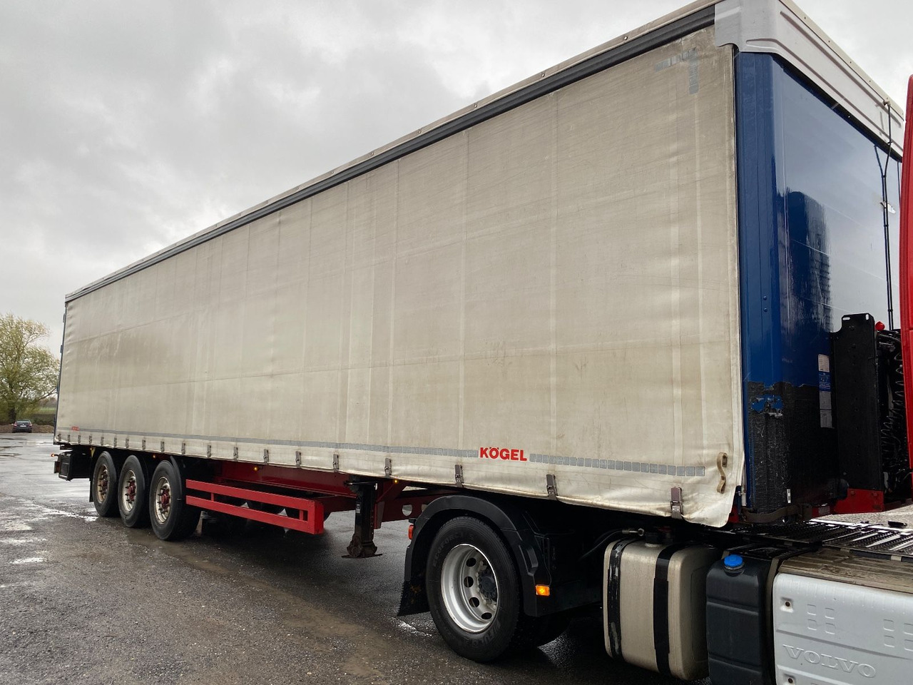 Kögel 3-achs Curtainsider / Edscha/Lenkachse/RSAB - Брезентово полуремарке: снимка 4 Kögel 3-achs Curtainsider / Edscha/Lenkachse/RSAB - Брезентово полуремарке: снимка 4