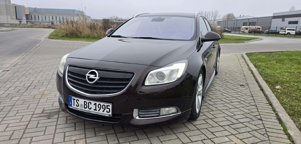 Opel Insignia - Комби: снимка 1 Opel Insignia - Комби: снимка 1