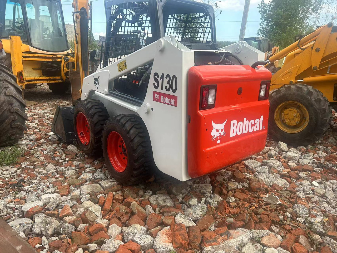 BOBCAT S130 skid steer loader - Мини челен товарач: снимка 4 BOBCAT S130 skid steer loader - Мини челен товарач: снимка 4