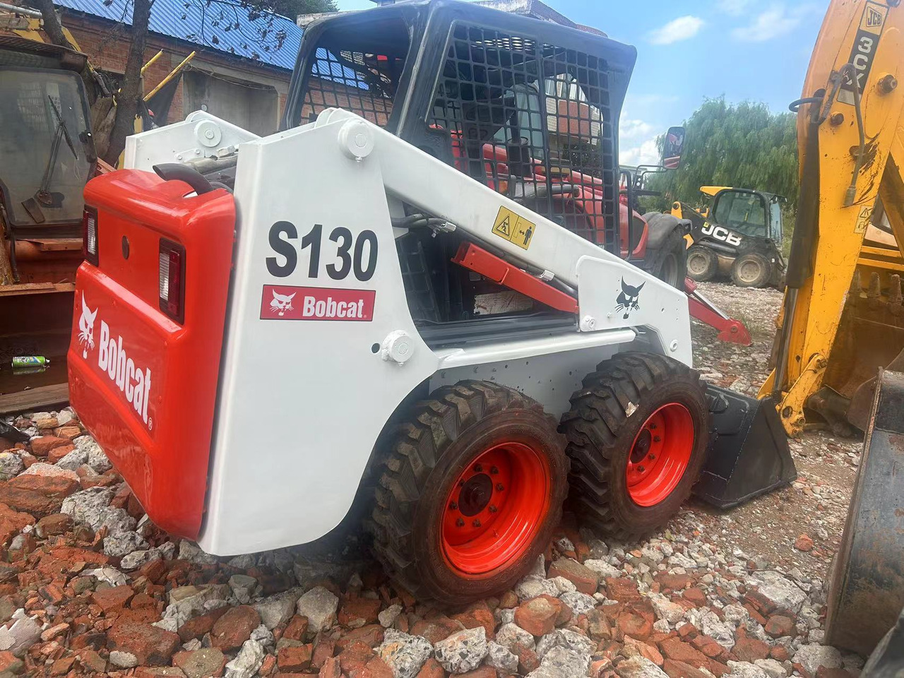 BOBCAT S130 skid steer loader - Мини челен товарач: снимка 1 BOBCAT S130 skid steer loader - Мини челен товарач: снимка 1