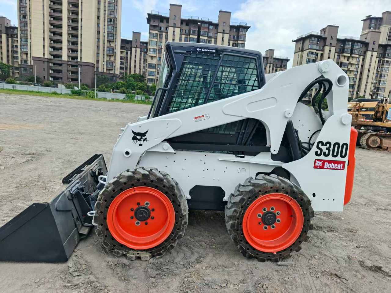 BOBCAT skid steer loader S300 - Мини челен товарач: снимка 1 BOBCAT skid steer loader S300 - Мини челен товарач: снимка 1