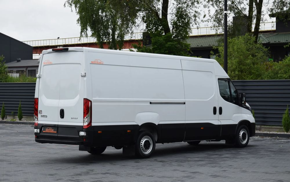 Iveco DAILY MAXI 35S16 / 2.3 - 160 KM / AUTOMAT HI-MATIC / NOWY MODEL / 3 OSOBY / DOSTAWCZE / BLASZAK / KLIMA / CZUJNIKI COFANIA / NISKI PRZEBIEG / 2022 / SERWISOWANY / Z NIEMIEC - Товарен бус: снимка 5 Iveco DAILY MAXI 35S16 / 2.3 - 160 KM / AUTOMAT HI-MATIC / NOWY MODEL / 3 OSOBY / DOSTAWCZE / BLASZAK / KLIMA / CZUJNIKI COFANIA / NISKI PRZEBIEG / 2022 / SERWISOWANY / Z NIEMIEC - Товарен бус: снимка 5