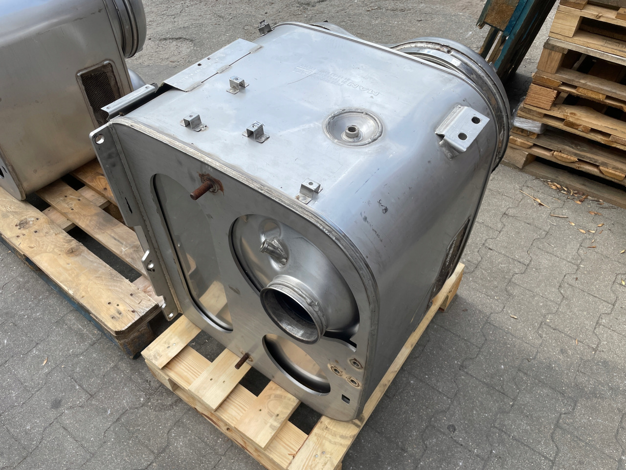 KATALIZATOR MAN TGX TGS EURO 6 DPF TŁUMIK WYDECH 81151036101 - Катализатор за Камион: снимка 1 KATALIZATOR MAN TGX TGS EURO 6 DPF TŁUMIK WYDECH 81151036101 - Катализатор за Камион: снимка 1