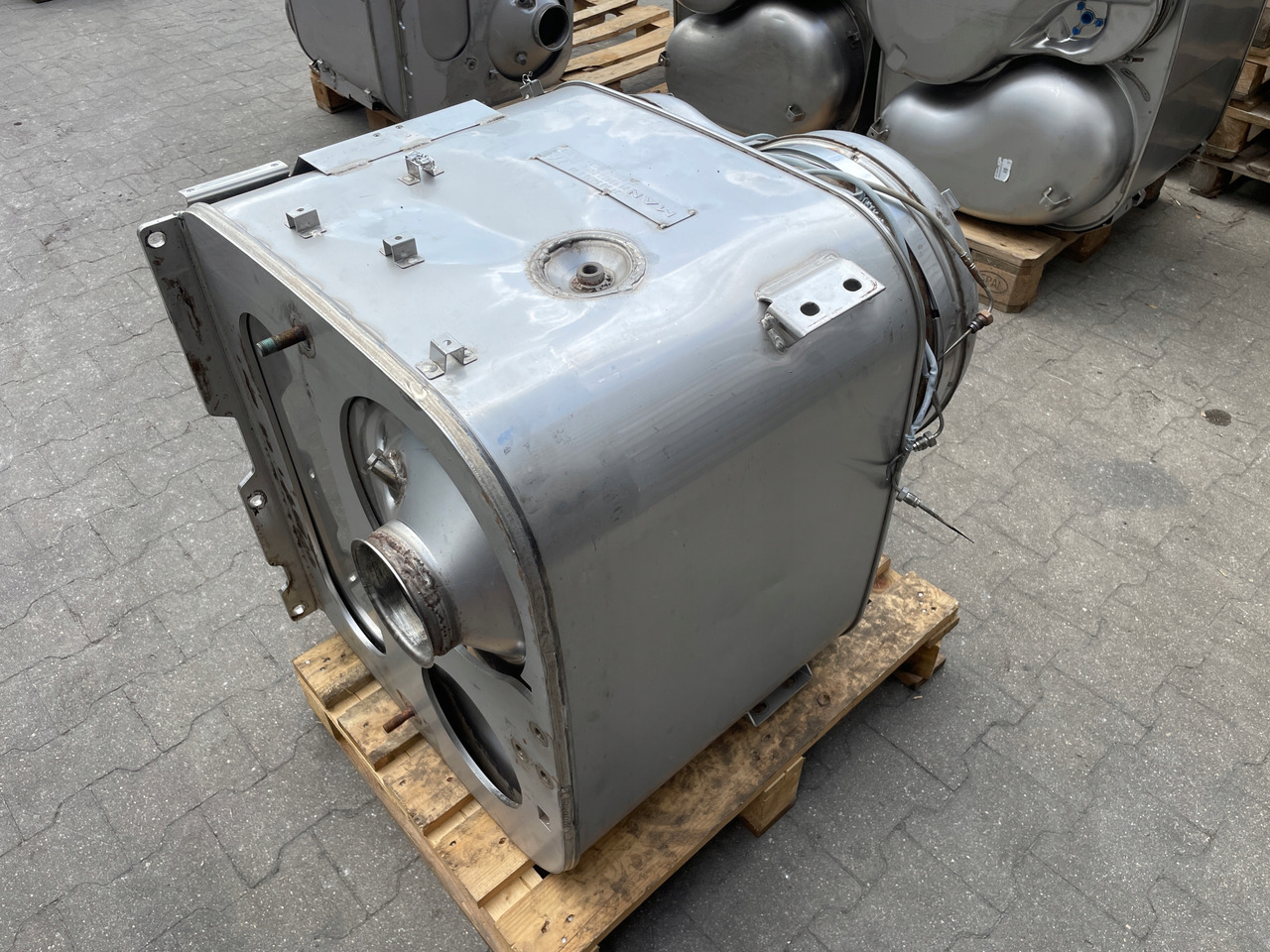 KATALIZATOR MAN TGX TGS EURO 6 DPF TŁUMIK WYDECH 81151036114 - Изпускателна тръба за Камион: снимка 4 KATALIZATOR MAN TGX TGS EURO 6 DPF TŁUMIK WYDECH 81151036114 - Изпускателна тръба за Камион: снимка 4