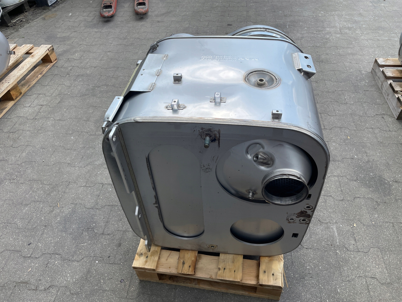 KATALIZATOR MAN TGX TGS EURO 6 DPF TŁUMIK WYDECH 81151036115 - Катализатор за Камион: снимка 2 KATALIZATOR MAN TGX TGS EURO 6 DPF TŁUMIK WYDECH 81151036115 - Катализатор за Камион: снимка 2