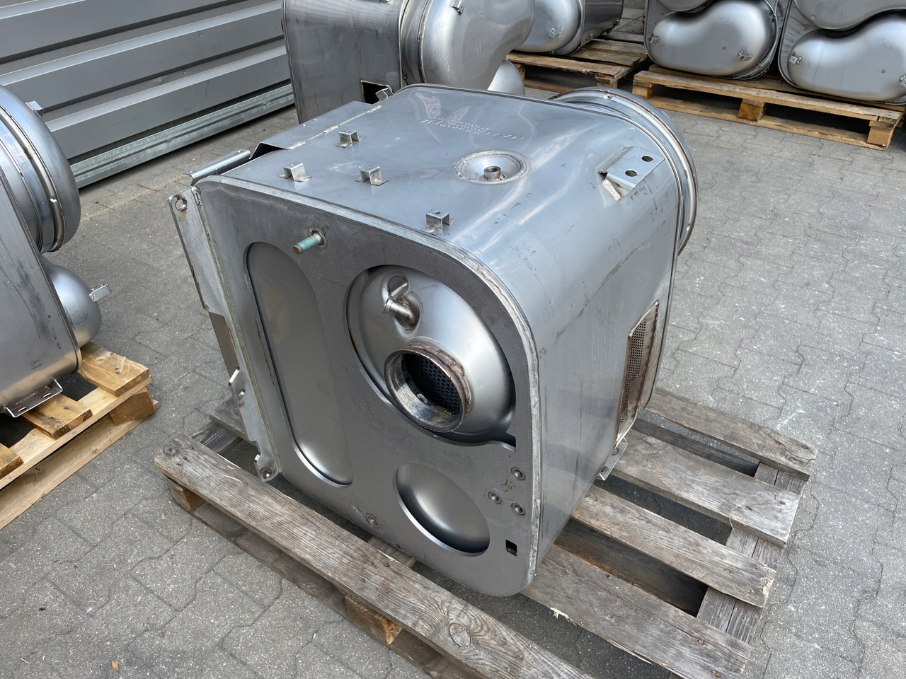 KATALIZATOR MAN TGX TGS EURO 6 DPF TŁUMIK WYDECH 81151036125 - Катализатор: снимка 4 KATALIZATOR MAN TGX TGS EURO 6 DPF TŁUMIK WYDECH 81151036125 - Катализатор: снимка 4