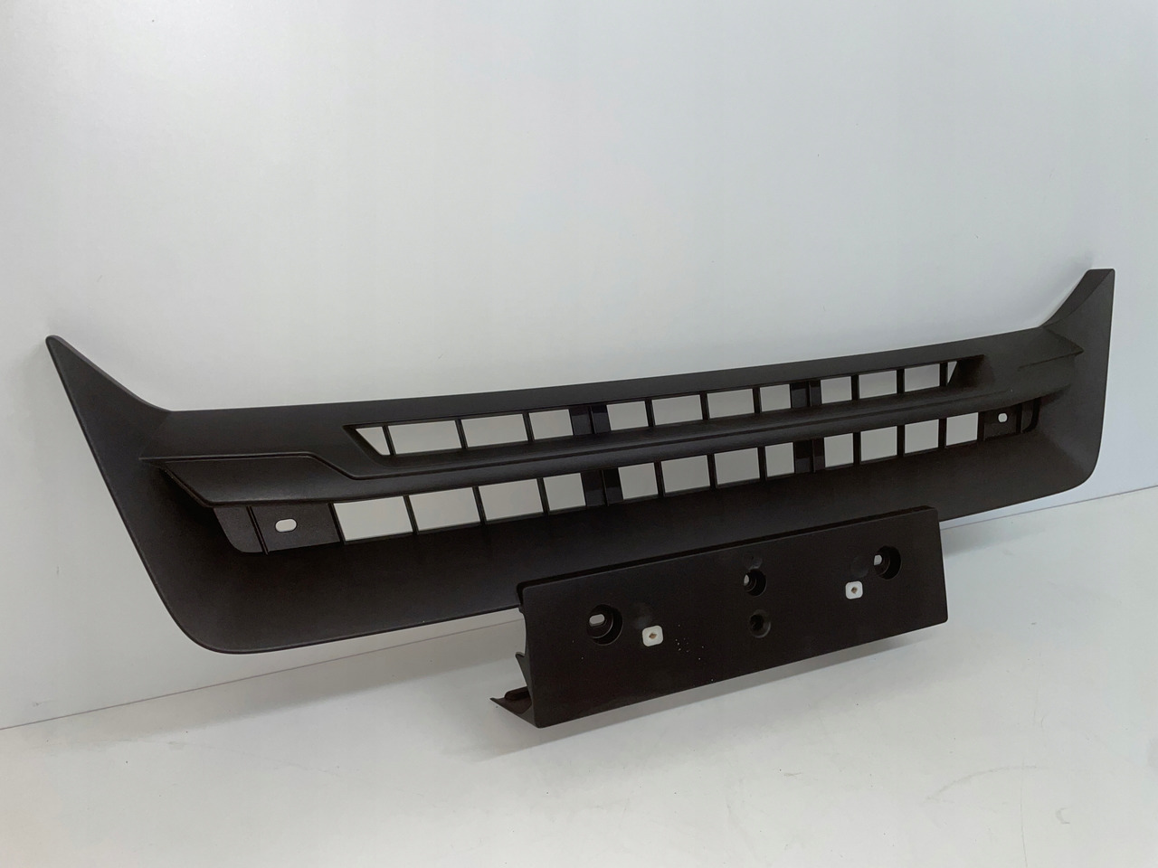 ŚRODKOWY GRILL CHROM ZDERZAKA MAN TGS TG3 TGS 3 ATRAPA 81416146086 - Cтъпало: снимка 2 ŚRODKOWY GRILL CHROM ZDERZAKA MAN TGS TG3 TGS 3 ATRAPA 81416146086 - Cтъпало: снимка 2