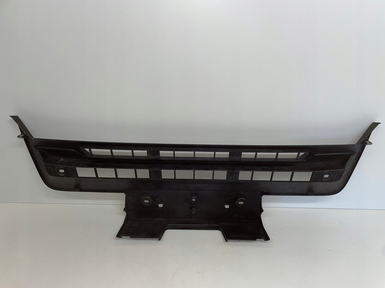 ŚRODKOWY GRILL CHROM ZDERZAKA MAN TGS TG3 TGS 3 ATRAPA 81416146086 - Cтъпало: снимка 4 ŚRODKOWY GRILL CHROM ZDERZAKA MAN TGS TG3 TGS 3 ATRAPA 81416146086 - Cтъпало: снимка 4