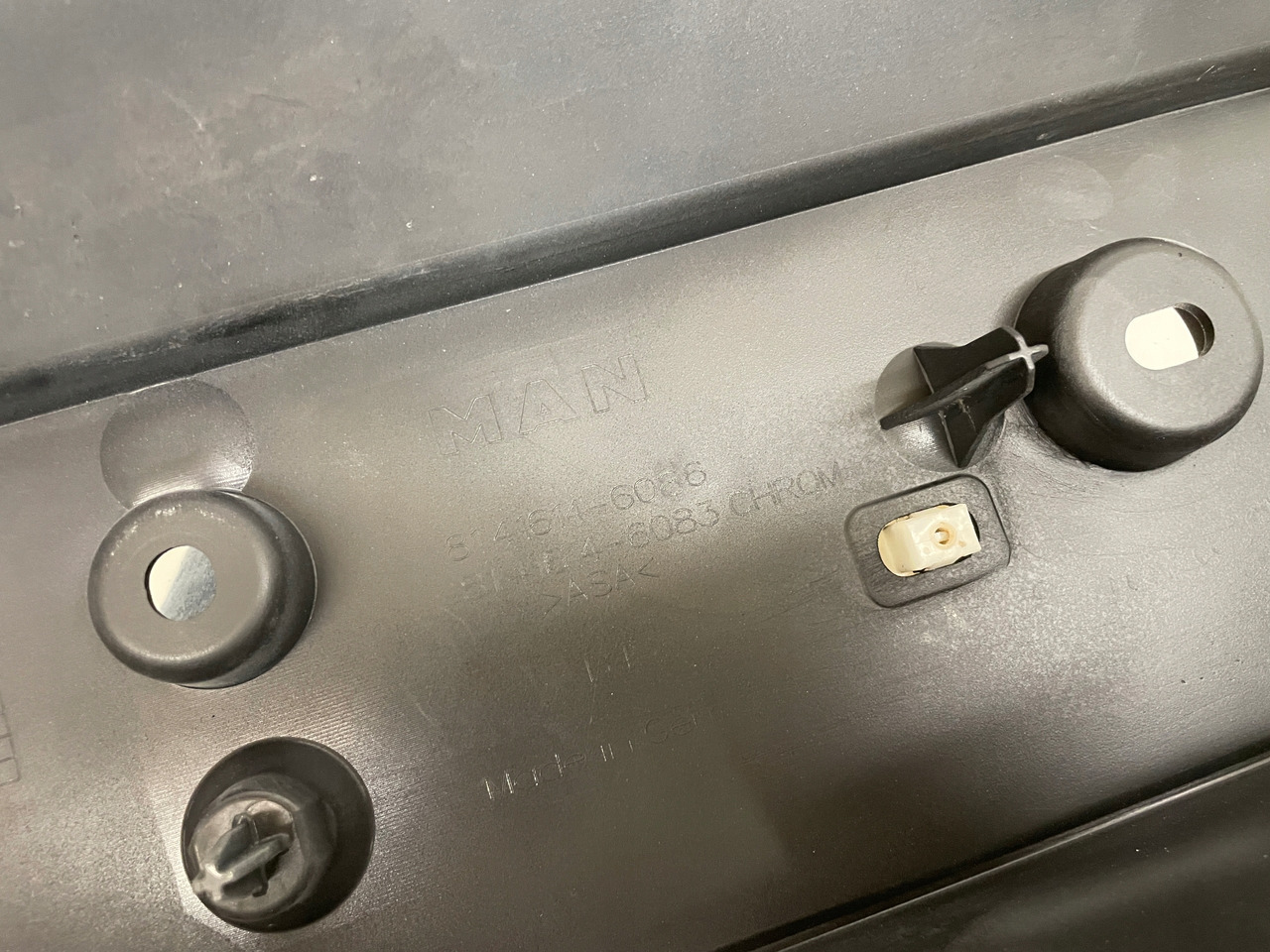 ŚRODKOWY GRILL CHROM ZDERZAKA MAN TGS TG3 TGS 3 ATRAPA 81416146086 - Cтъпало: снимка 5 ŚRODKOWY GRILL CHROM ZDERZAKA MAN TGS TG3 TGS 3 ATRAPA 81416146086 - Cтъпало: снимка 5