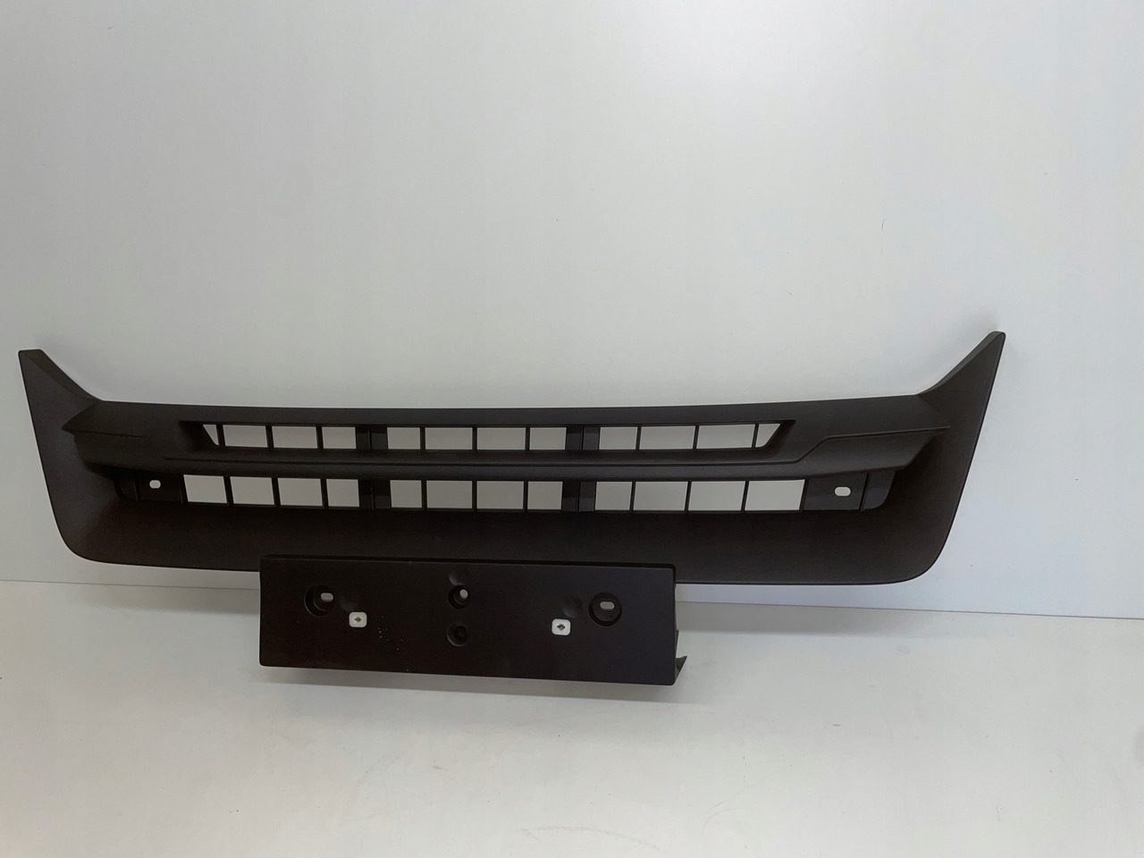 ŚRODKOWY GRILL CHROM ZDERZAKA MAN TGS TG3 TGS 3 ATRAPA 81416146086 - Cтъпало: снимка 3 ŚRODKOWY GRILL CHROM ZDERZAKA MAN TGS TG3 TGS 3 ATRAPA 81416146086 - Cтъпало: снимка 3