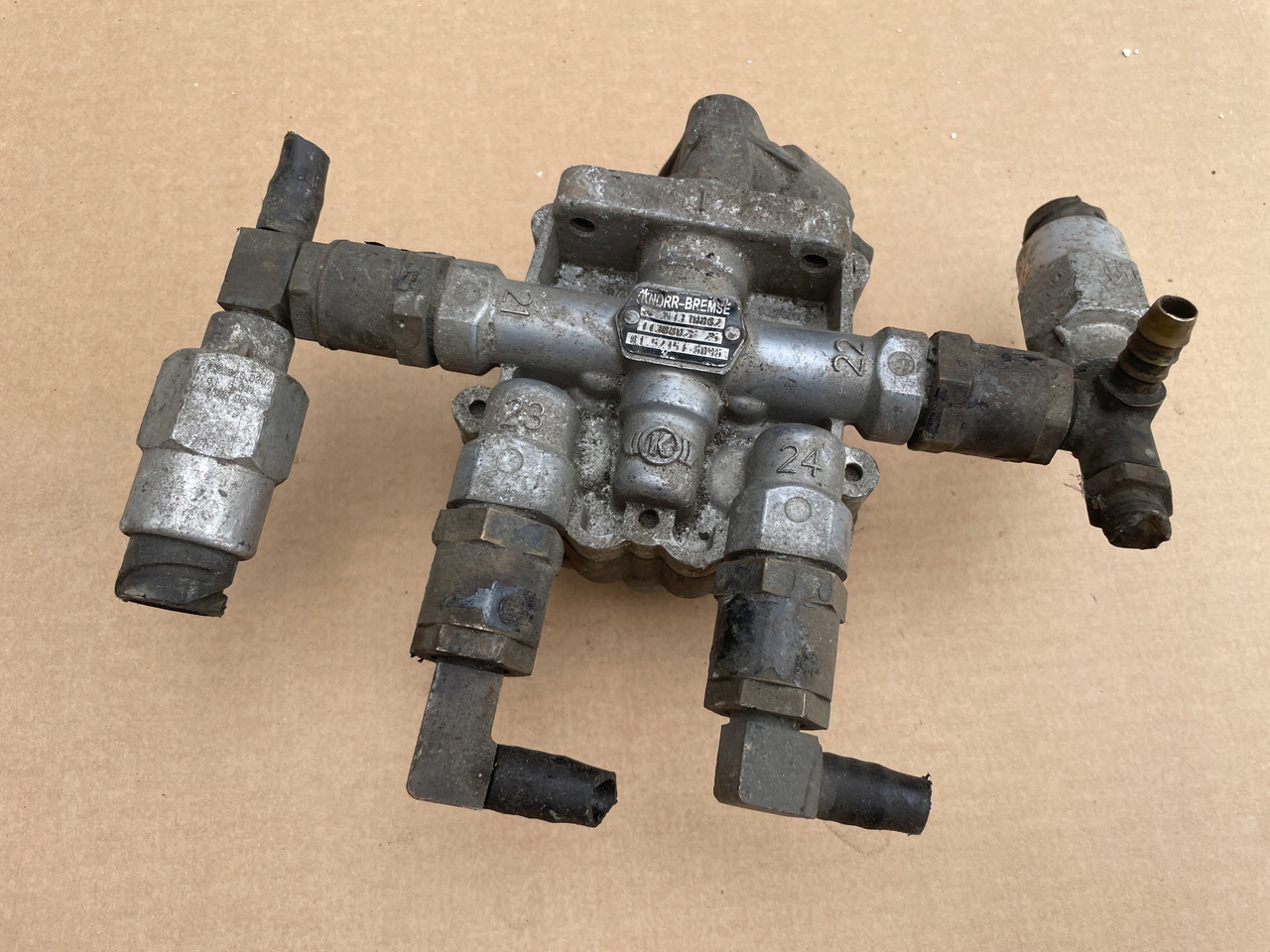 ZAWÓR CZTERODROŻNY MAN TGX TGS TGA 81521516096 - Спирачен клапан за Камион: снимка 2 ZAWÓR CZTERODROŻNY MAN TGX TGS TGA 81521516096 - Спирачен клапан за Камион: снимка 2