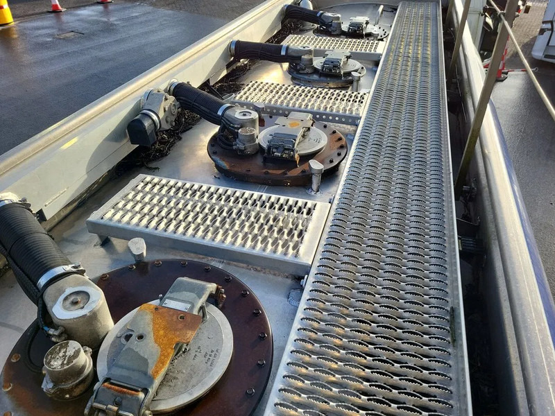 Mercedes-Benz Antos 1824 - Камион цистерна: снимка 4 Mercedes-Benz Antos 1824 - Камион цистерна: снимка 4