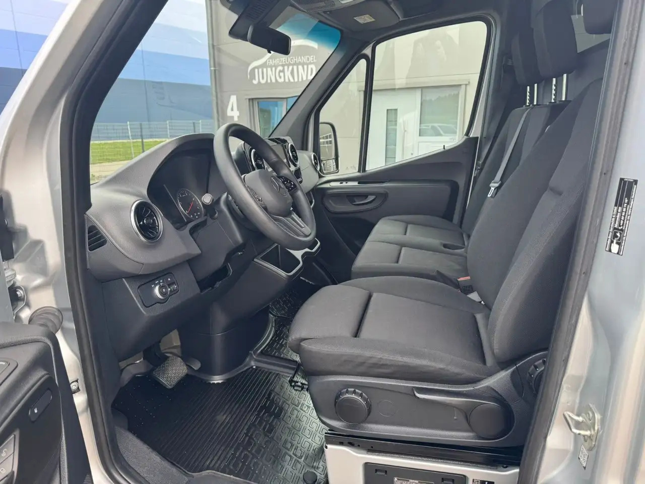 Mercedes-Benz Sprinter 317 CDI Flach Lang Silber Klima MBUX - Товарен бус: снимка 4 Mercedes-Benz Sprinter 317 CDI Flach Lang Silber Klima MBUX - Товарен бус: снимка 4