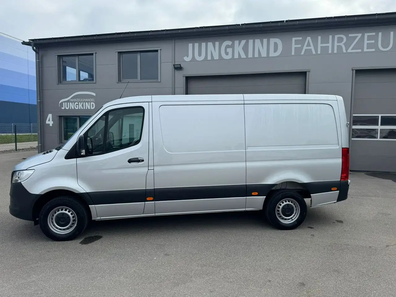 Mercedes-Benz Sprinter 317 CDI Flach Lang Silber Klima MBUX - Товарен бус: снимка 3 Mercedes-Benz Sprinter 317 CDI Flach Lang Silber Klima MBUX - Товарен бус: снимка 3