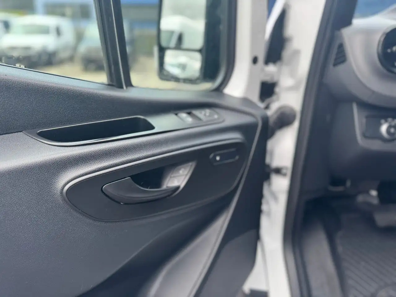 Mercedes-Benz Sprinter 317 CDI Maxi Lang LED MBUX Klima - Товарен бус: снимка 3 Mercedes-Benz Sprinter 317 CDI Maxi Lang LED MBUX Klima - Товарен бус: снимка 3