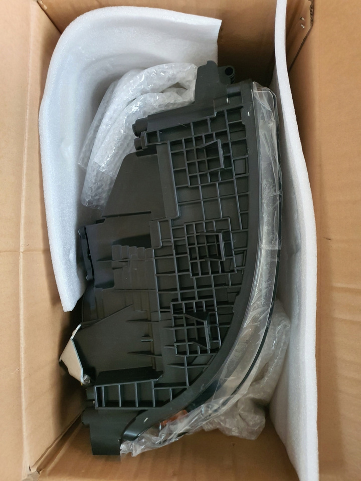 NOWY REFLEKTOR VOLVO FH4 PRAWY - Каросерия и екстериор за Камион: снимка 3 NOWY REFLEKTOR VOLVO FH4 PRAWY - Каросерия и екстериор за Камион: снимка 3