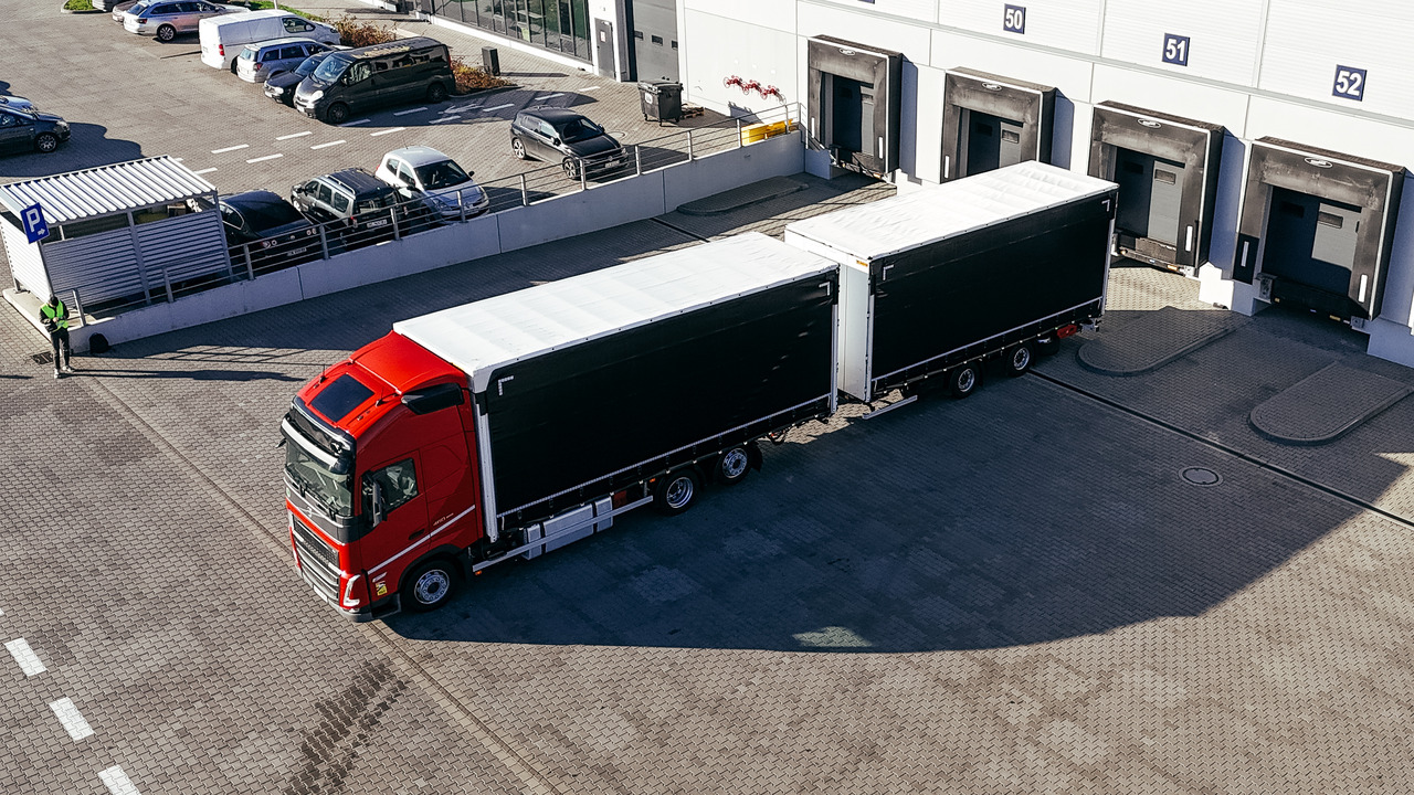 Volvo FH - Камион с брезент: снимка 5 Volvo FH - Камион с брезент: снимка 5