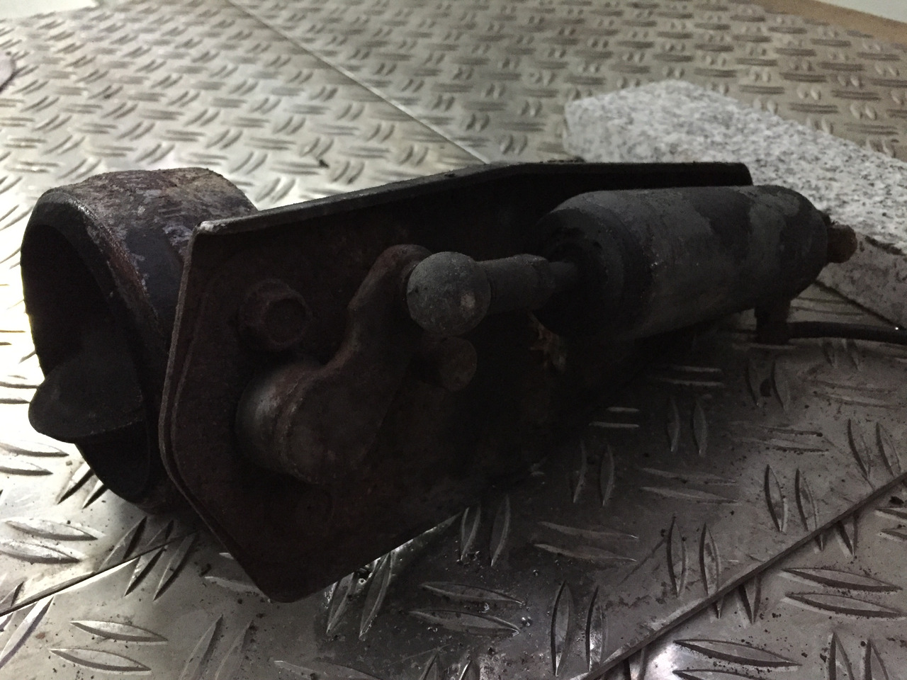 Gebrauchte Motorbremse MAN TGM 15.280, Abgasdrossel, Artikel - Nr.: 81.15601-0035 - Двигател и части за Камион: снимка 4 Gebrauchte Motorbremse MAN TGM 15.280, Abgasdrossel, Artikel - Nr.: 81.15601-0035 - Двигател и части за Камион: снимка 4