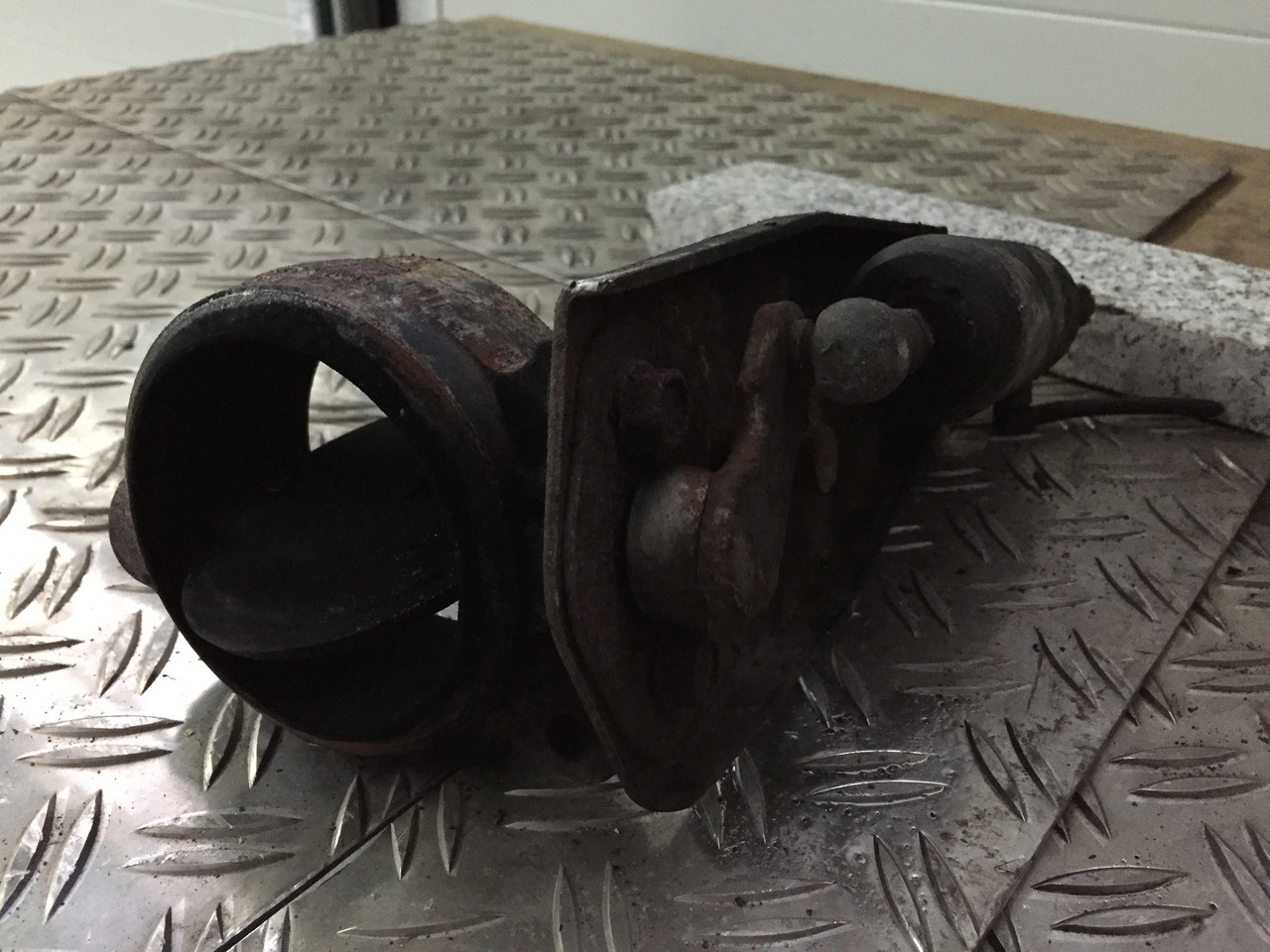 Gebrauchte Motorbremse MAN TGM 15.280, Abgasdrossel, Artikel - Nr.: 81.15601-0035 - Двигател и части за Камион: снимка 2 Gebrauchte Motorbremse MAN TGM 15.280, Abgasdrossel, Artikel - Nr.: 81.15601-0035 - Двигател и части за Камион: снимка 2