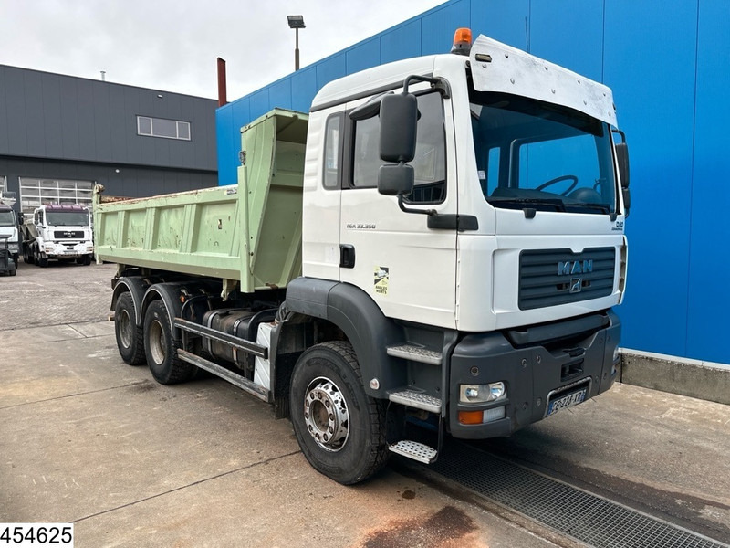 MAN TGA 33 350 6x4, Manual, Steel suspension - Самосвал камион: снимка 3 MAN TGA 33 350 6x4, Manual, Steel suspension - Самосвал камион: снимка 3