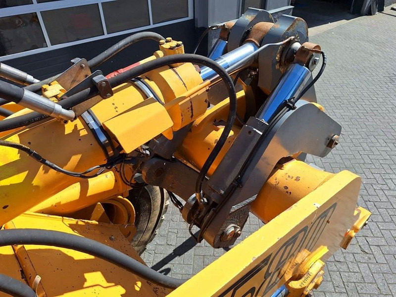 Колесен товарач Liebherr L580: снимка 9