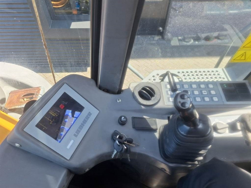 Колесен товарач Liebherr L580: снимка 18