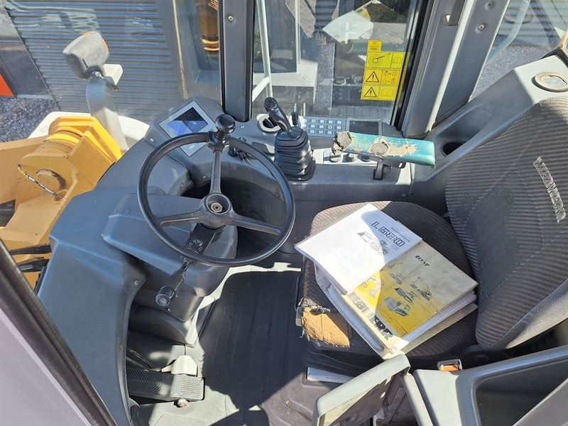 Колесен товарач Liebherr L580: снимка 15