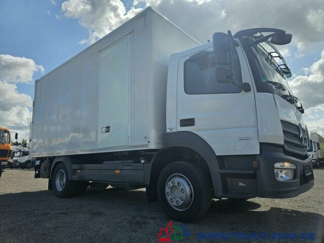 Mercedes-Benz Atego 1221 Koffer Ladebordwand 1.5t. seitl. Tür - Камион фургон: снимка 3 Mercedes-Benz Atego 1221 Koffer Ladebordwand 1.5t. seitl. Tür - Камион фургон: снимка 3