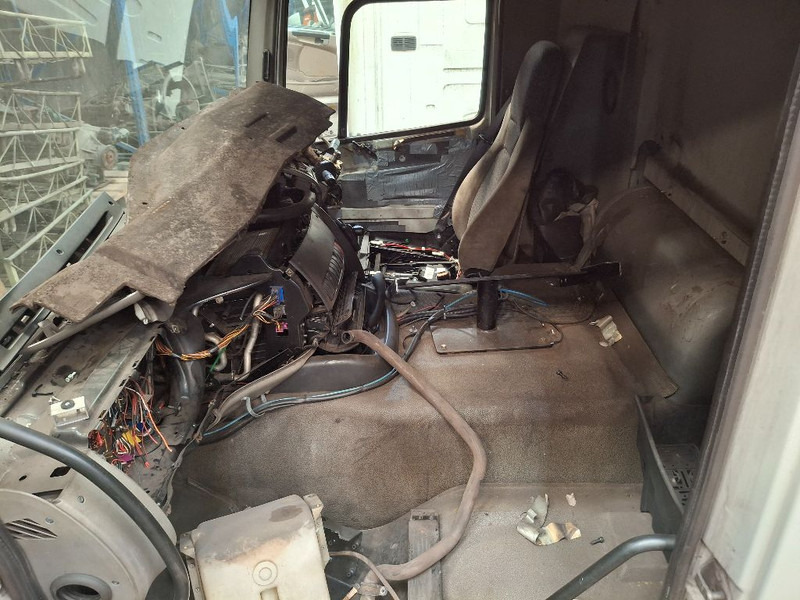 DAF CF 85.360 - Кабина и интериор: снимка 3 DAF CF 85.360 - Кабина и интериор: снимка 3