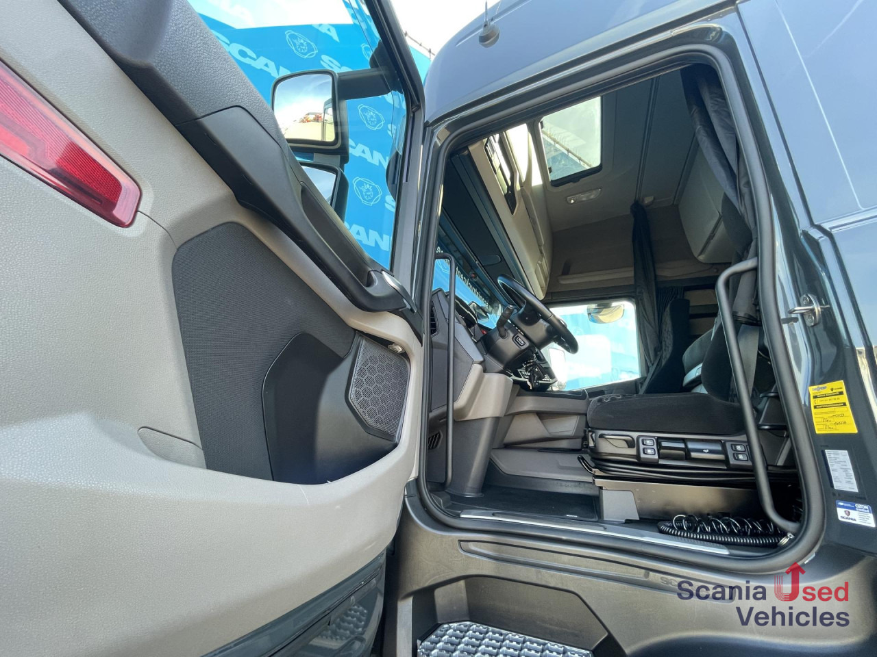 SCANIA R 460 A4x2EB RETARDER MEGA VOLUME P-AIRCO SUPER - Влекач: снимка 2 SCANIA R 460 A4x2EB RETARDER MEGA VOLUME P-AIRCO SUPER - Влекач: снимка 2