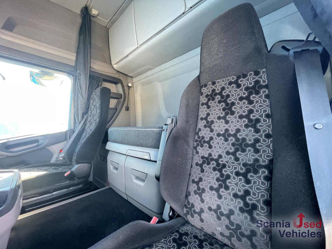 SCANIA R 460 A4x2EB RETARDER MEGA VOLUME P-AIRCO SUPER - Влекач: снимка 4 SCANIA R 460 A4x2EB RETARDER MEGA VOLUME P-AIRCO SUPER - Влекач: снимка 4