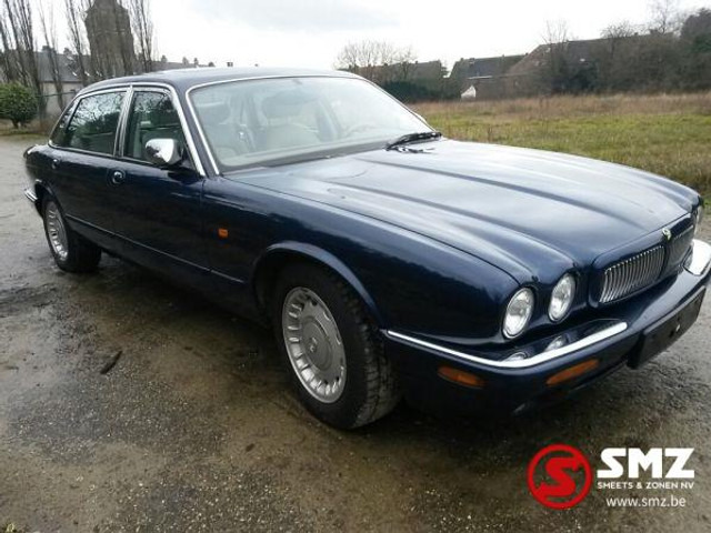 Jaguar Daimler V 8 105000 km TOP einselsitze - Лек автомобил: снимка 3 Jaguar Daimler V 8 105000 km TOP einselsitze - Лек автомобил: снимка 3