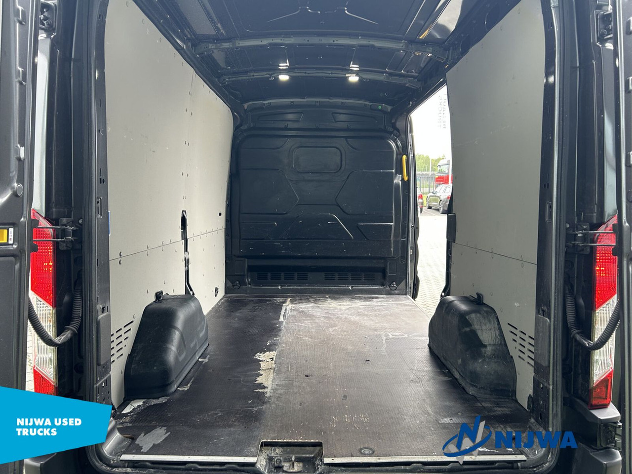 Товарен бус Ford Transit 350 L2H3 Limited Trekhaak + Navigatie: снимка 20