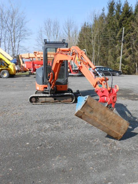 Hitachi ZX22U-2CLR , Powertilt - Мини багер: снимка 2 Hitachi ZX22U-2CLR , Powertilt - Мини багер: снимка 2