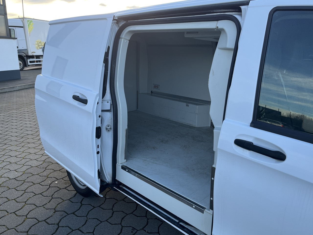 Mercedes-Benz Vito 114 CDI Kühler - Хладилен бус: снимка 4 Mercedes-Benz Vito 114 CDI Kühler - Хладилен бус: снимка 4